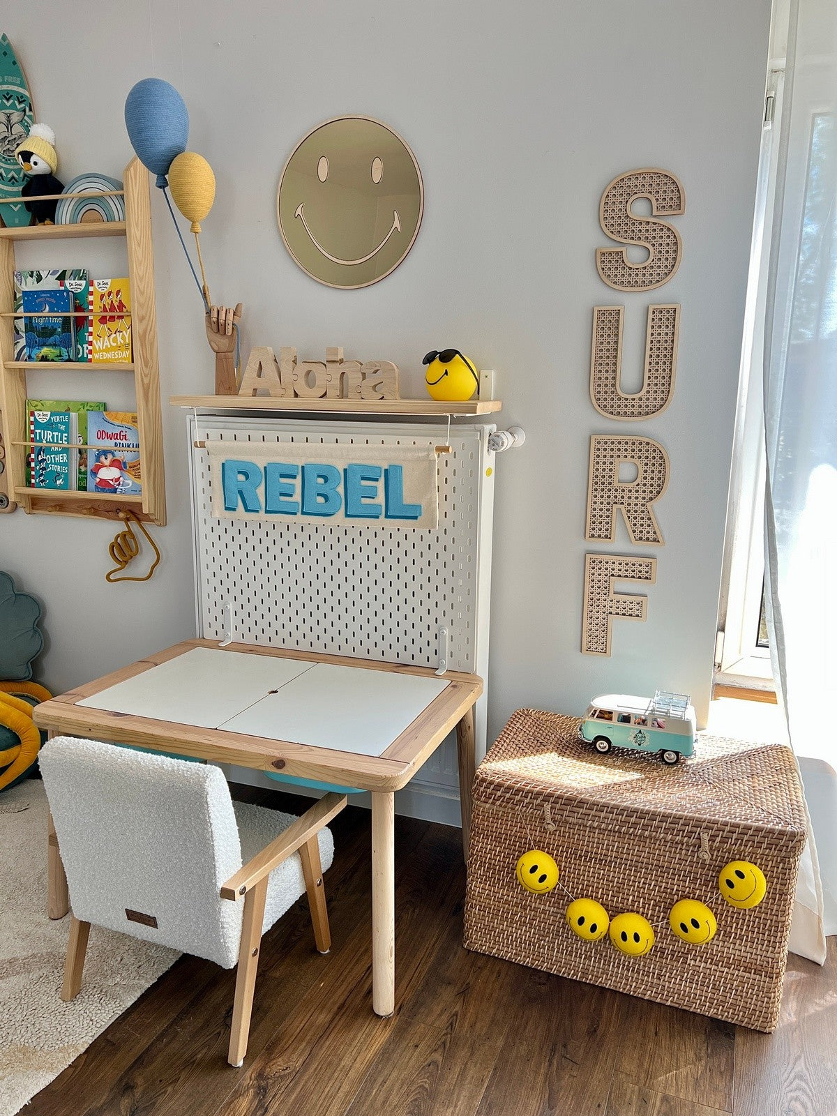 Kids Room Emoji Mirror – Child-Friendly Acrylic & Wood
