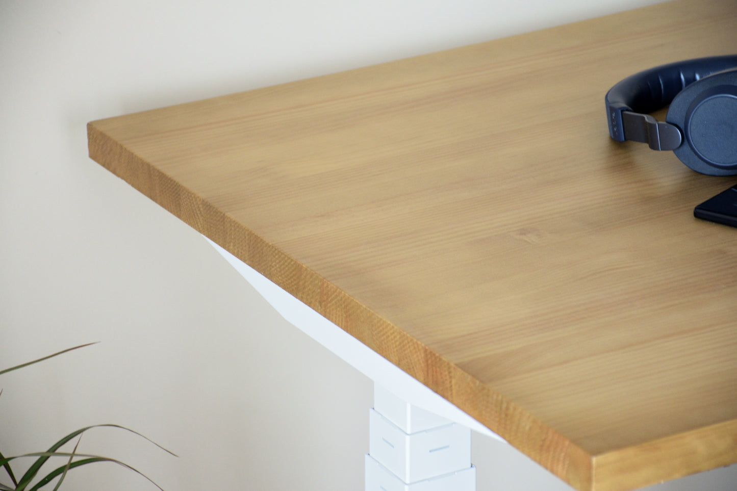 Natural Wood Lift Table - Essential Pine - Beauty