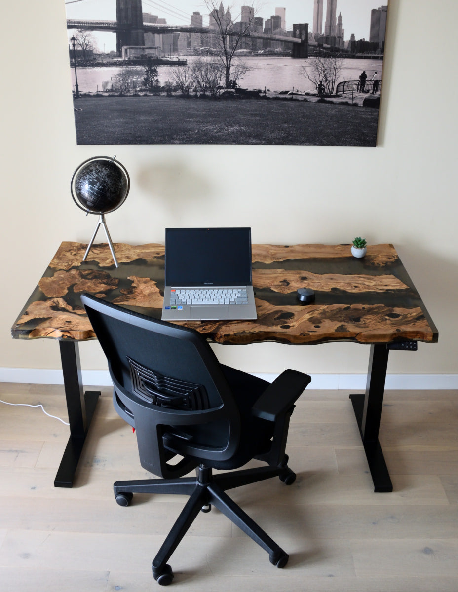 Escritorio elevable de madera maciza con resina epoxi de ErgoNatureWood para un setup gaming ergonómico