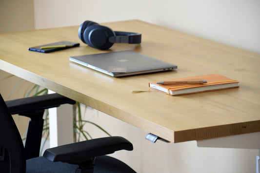 Mesa elevable de madera natural Pino Essential Beauty de ErgoNatureWood en un espacio de trabajo