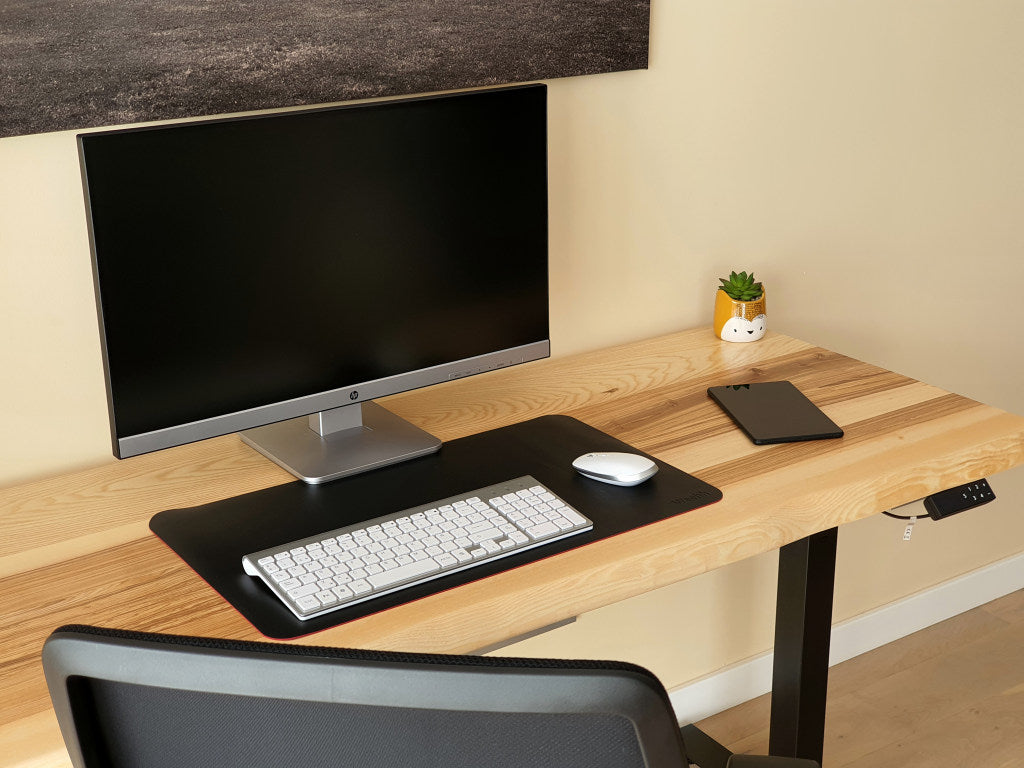 Escritorio elevable de madera maciza de fresno ErgoNatureWood en un espacio de trabajo