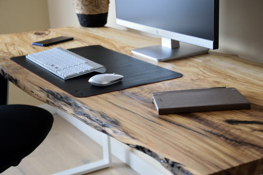 Mesa de madera maciza de Olivo con acabado natural, ejemplo de mueble que requiere cuidado periódico
