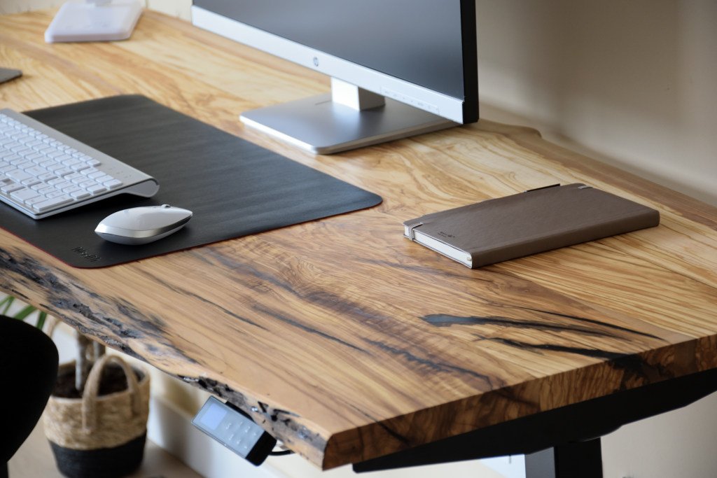 Escritorio elevable de madera natural maciza