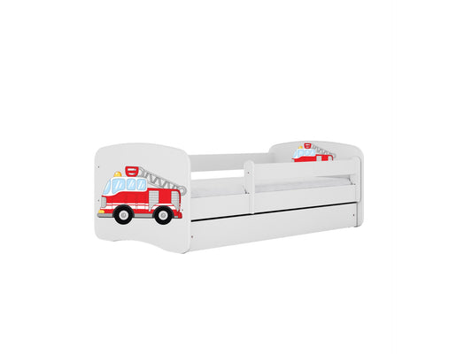 Cama infantil blanca con barandilla y dibujo de camión de bomberos