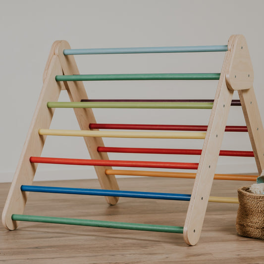 Triángulo Pikler de madera con barras de colores arcoíris