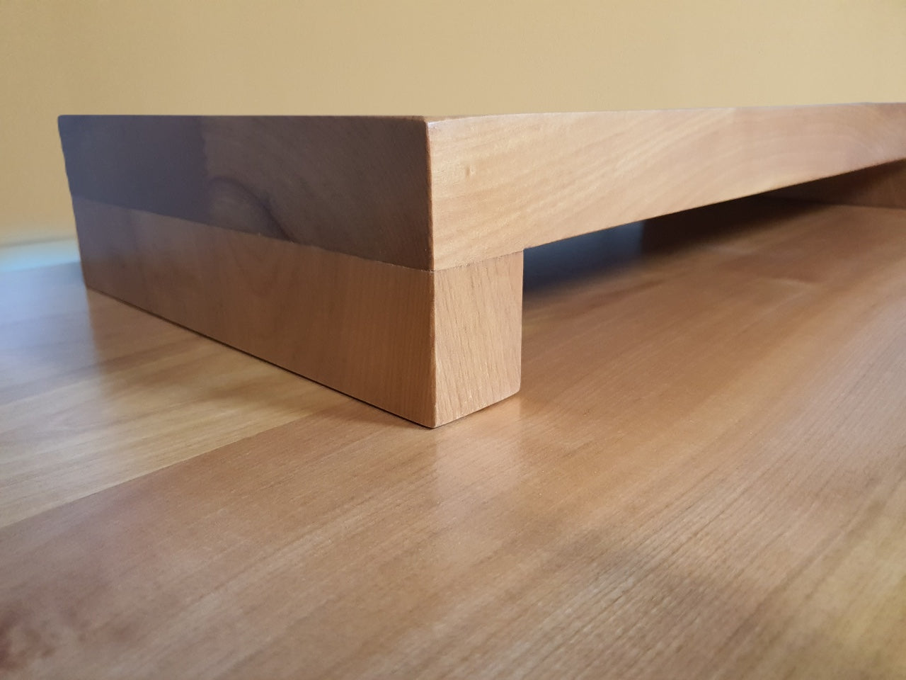 Elevador en madera para monitor