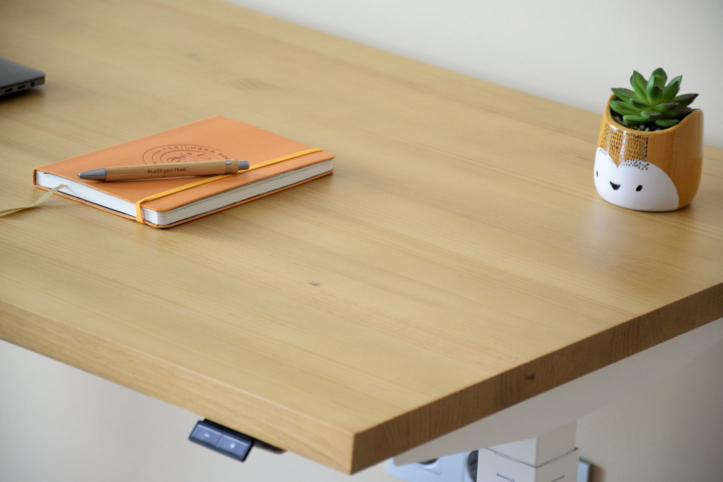 Natural Wood Lift Table - Essential Pine - Beauty