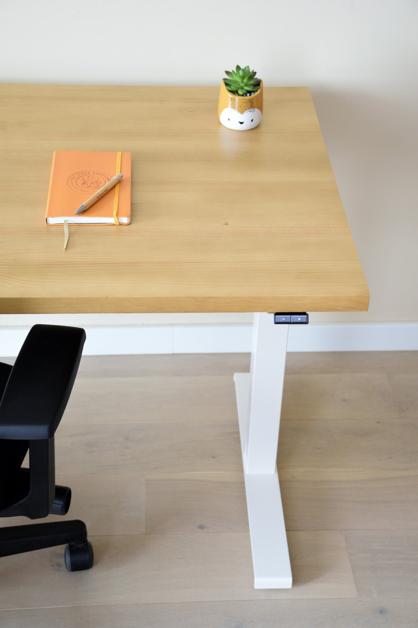 Natural Wood Lift Table - Essential Pine - Beauty
