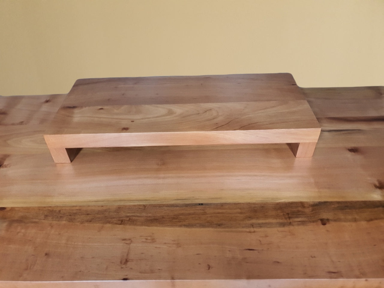 Elevador en madera para monitor